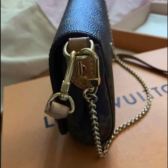 SOLD ❌ locally *PM Favorite Crossbody Clutch - Picture 4 of 8